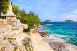 Karbuni - pobřeží, ostrov Korčula, Chorvatsko