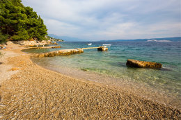 Staniči - oblázkové pláže, Omišská riviéra, Chorvatsko