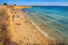 Privlaka - písečná pláž v jihovýchodní části letoviska, Zadarská riviéra, Chorvatsko