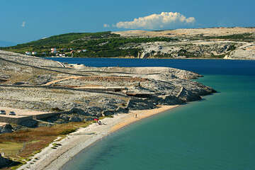 Písčitooblázková pláž Čista plaža, ostrov Pag, Chorvatsko