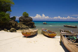 Rybářské lodě, bílé písečné pláže, Zanzibar, Tanzánie, Afrika