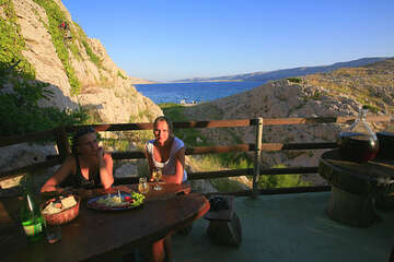 Ručica restaurace a pláž, ostrov Pag, Chorvatsko