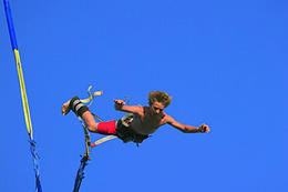 Bungee jumping, pláž Zrče, Novalja, ostrov Pag, Chorvatsko, 