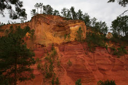 Barevné okrové skály Roussillon, Provence, Francie