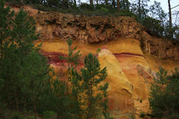 Barevné okrové skály Roussillon, Provence, Francie