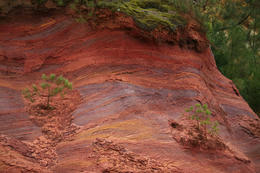 Barevné okrové skály Roussillon, Provence, Francie