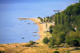 Písečné pláže v letovisku Omiš-Duće, Chorvatsko