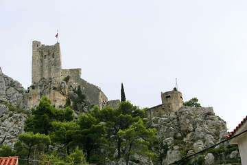 Omiš - stará tvrz nad městem, Chorvatsko