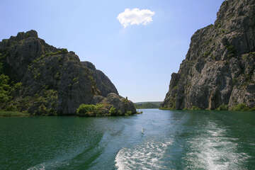 Krka, lodí k Rošskému vodopádu, Chorvatsko