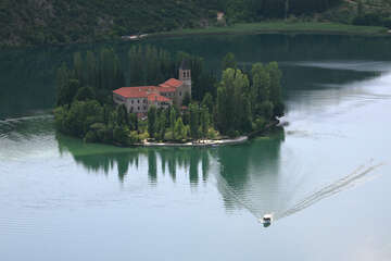 Krka, lodí k Rošskému vodopádu, Visovac
