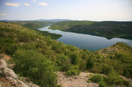 Krka, lodí k Rošskému vodopádu, Chorvatsko