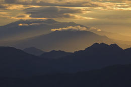 Východ slunce, národní park Kelimutu, severní Sulawesi, Indonesie