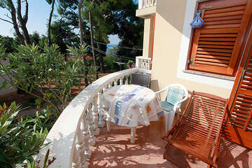 apartmán A2, pro 2-3 osoby, přízemí (jiné vybavení - starší snímek terasy)