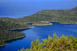 Pohled na Veliko jezero a ostrůvek Sv. Marije, národní park Mljet, Chorvatsko