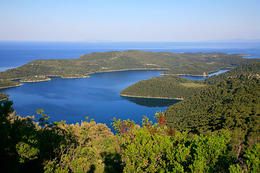 Pohled na Veliko jezero a ostrůvek Sv. Marije, národní park Mljet, Chorvatsko