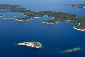 Ostrov Štambedar, útes Pločice a ostrov Sv. Klement, Pakleni otoci, Hvar, Chorvatsko