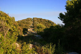 Národní park Mljet, pěšina nad útesy, z níž jsou krásné výhledy (např. na ostrov Sv. Marije)