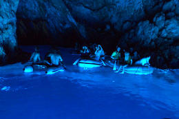 Návštěva Modré a Zelené jeskyně (lodí nebo člunem), ostrov Biševo