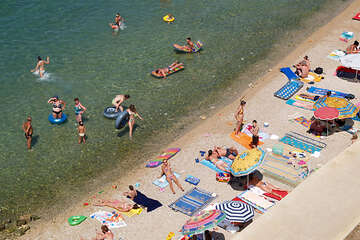 Pláž ve Vodicích, Šibenická riviéra, Chorvatsko