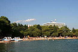 Pláž u hotelu Imperial ve Vodicích, Šibenická riviéra, Chorvatsko