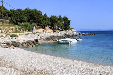 Pláž Mala Milna - letovisko Milna, ostrov Hvar, Chorvatsko