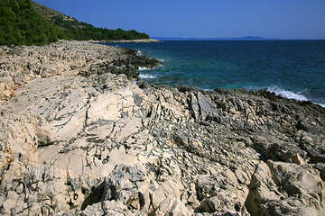 Přírodní kamenná plata východně od Milny, ostrov Hvar, Chorvatsko