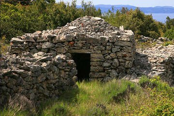 Kamenný domek cestou na Humac, ostrov Hvar, Chorvatsko