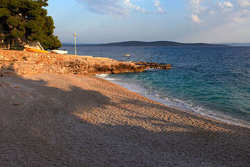 Pláž - apartmány Biserka, Ivan Dolac, ostrov Hvar, Chorvatsko