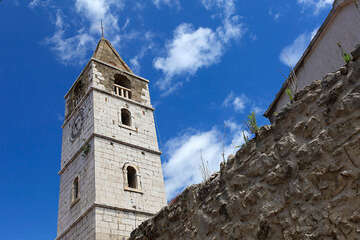 Sv. Filip i Jakov - kostel v centru letoviska, Chorvatsko