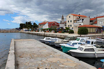Sv. Filip i Jakov - přístaviště v centru letoviska, Chorvatsko