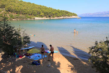 Písečná pláž Lovrečina, ostrov Brač, Chorvatsko