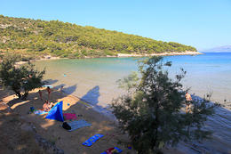 Písečná pláž Lovrečina, ostrov Brač, Chorvatsko