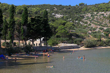 Písečná pláž Lovrečina, ostrov Brač, Chorvatsko