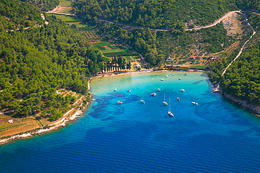 Písečná pláž Lovrečina, ostrov Brač, Chorvatsko