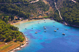 Písečná pláž Lovrečina, ostrov Brač, Chorvatsko