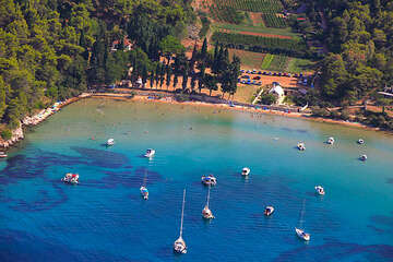 Písečná pláž Lovrečina, ostrov Brač, Chorvatsko