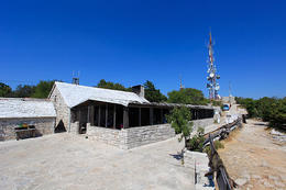 Vidova Gora, ostrov Brač, Chorvatsko. Restaurace na vrcholu již není v provozu.