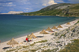 Písčitooblázková pláž Čista plaža, ostrov Pag, Chorvatsko