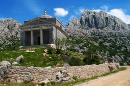 Kaple sv. Frane v Podpragu (nad Sv. Rokem), přírodní park Velebit, Chorvatsko