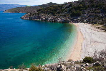 Vrbnik - pláž Potovošće, ostrov Krk, Chorvatsko
