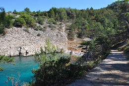 Vrbnik - pláž Kozica, ostrov Krk, Chorvatsko 