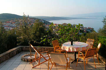 Apartmán Vrbnik 12 - výhled z terasy, Vrbnik, ostrov Krk, Chorvatsko