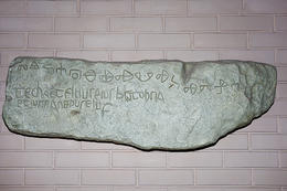 Texty tesané do kamenné desky hlaholicí, město Krk, ostrov Krk, Chorvatsko