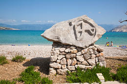 Bašská hlaholská stezka - písmeno Z, Baška, ostrov Krk, Chorvatsko