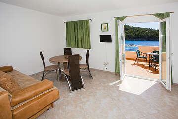 A3 - apartmány Oaza I - starší fotografie (před výměnou gauče v kuchyni), jižní zátoka ostrov Hvar, Chorvatsko