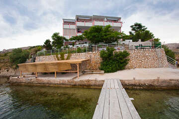 Apartmány Erik - betonové molo před domem, Metajna, ostrov Pag, Chorvatsko