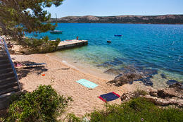 Stará Novalja - písčitooblázková pláž u domů Blaženka a Petra, ostrov Pag, Chorvatsko