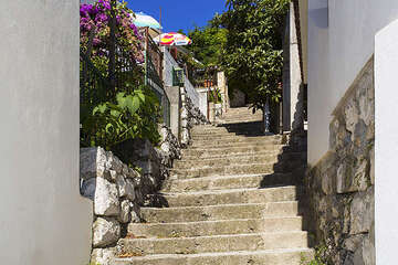 Apartmány Mandarina - schody od domu k pláži, Podgora - Čaklje, Makarská riviéra, Chorvatsko