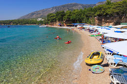 Bol - pláže podél promenády, ostrov Brač, Chorvatsko