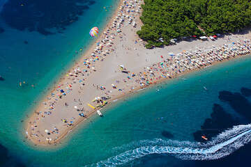 Bol - pláž Zlatni rat, ostrov Brač, Chorvatsko